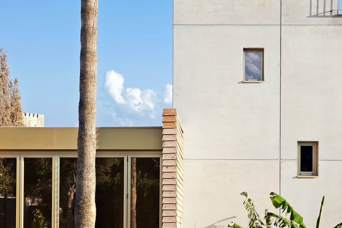 Koulas Residence in Cyprus refers to Koulas' medieval watchtowers with its vertical compact volume