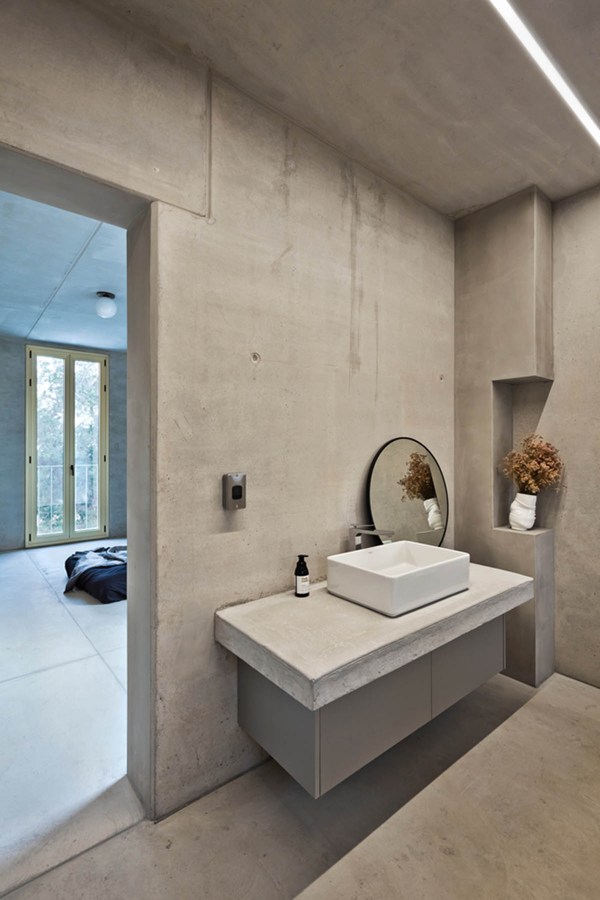 Koulas Residence in Cyprus refers to Koulas' medieval watchtowers with its vertical compact volume