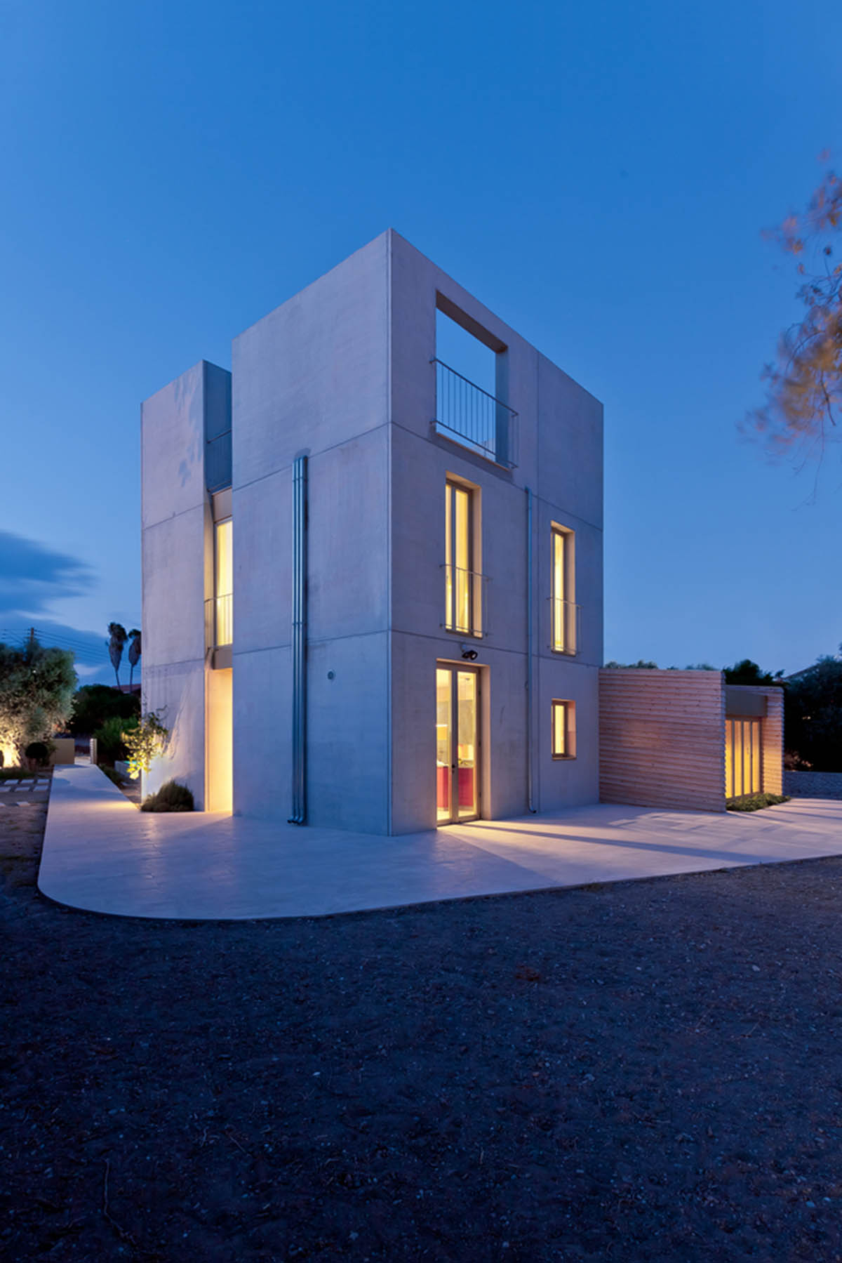 Koulas Residence in Cyprus refers to Koulas' medieval watchtowers with its vertical compact volume