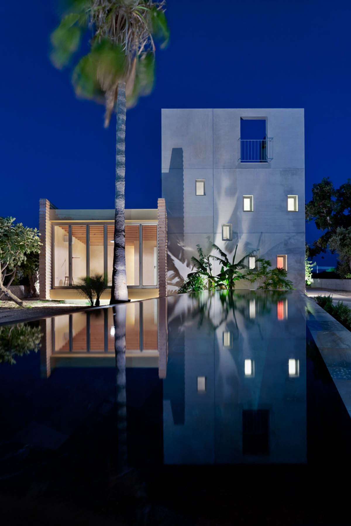 Koulas Residence in Cyprus refers to Koulas' medieval watchtowers with its vertical compact volume