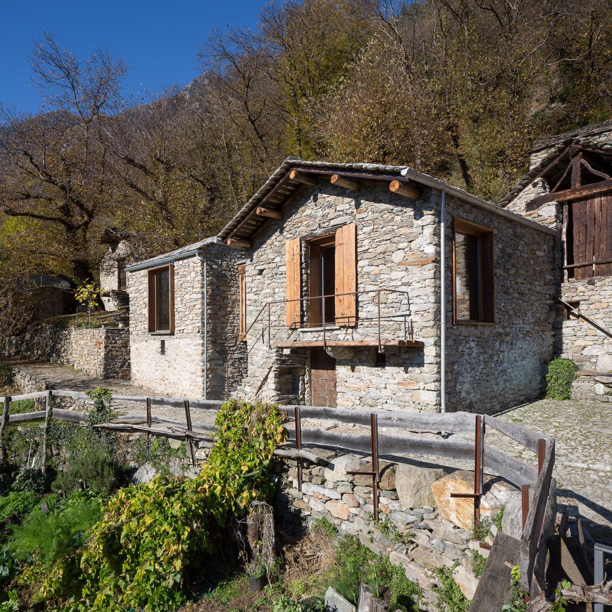 A stone nestle into the mountains
