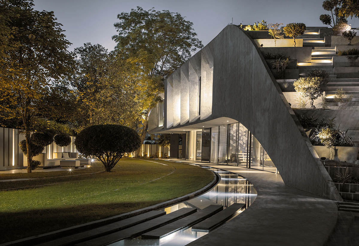 Sweeping concrete roof terrace forms private villa by Studio Symbiosis in India