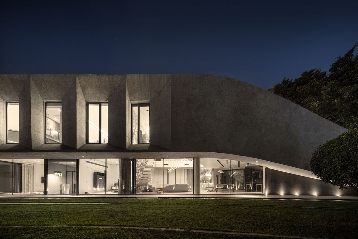 Sweeping concrete roof terrace forms private villa by Studio Symbiosis in India