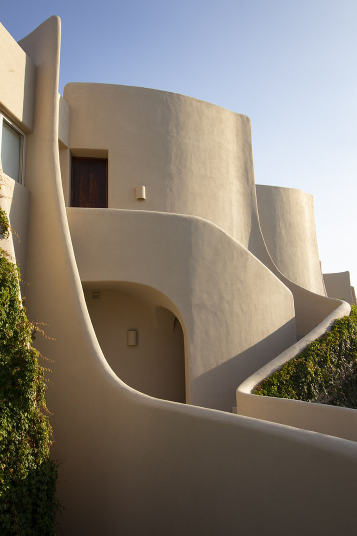 Zozaya Arquitectos built beachfront residences creating sculpted details in surf villa of Troncones