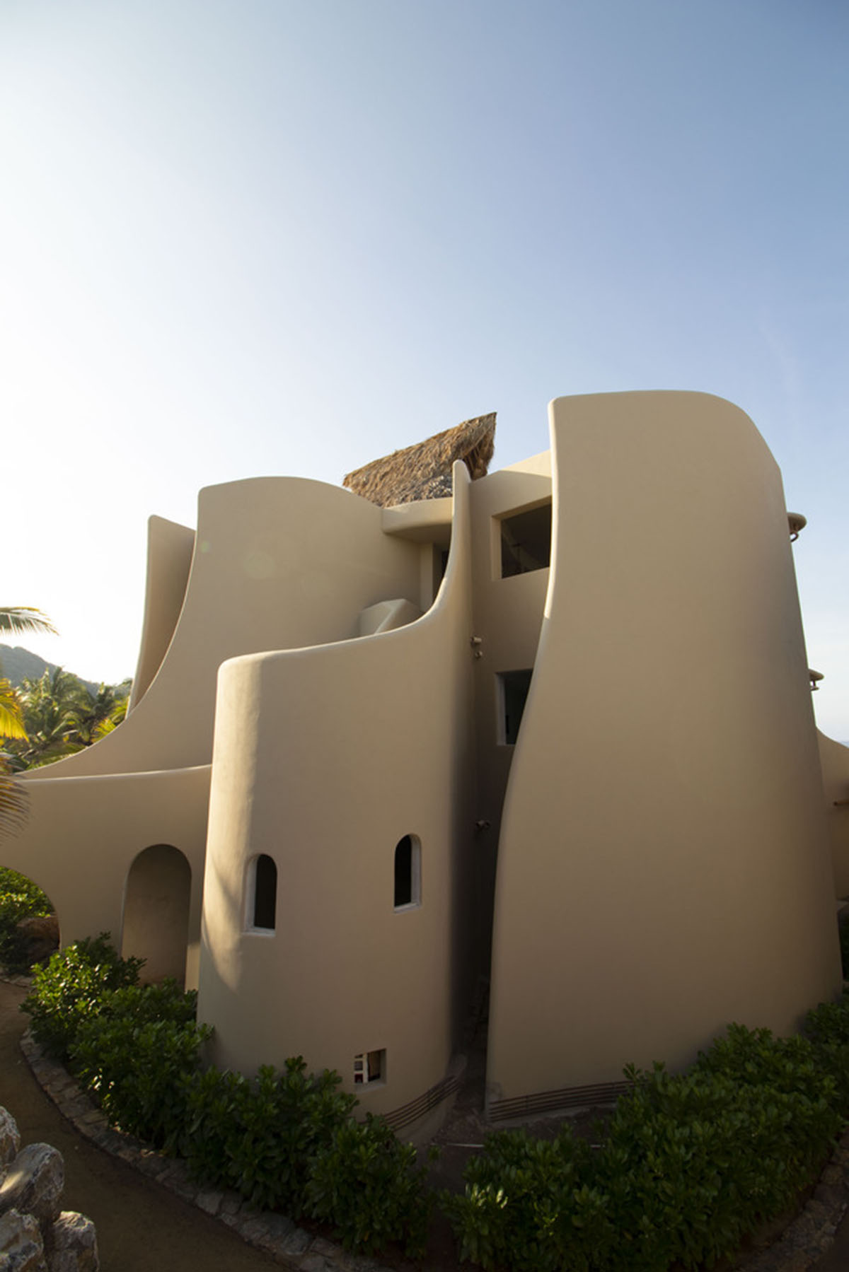 Zozaya Arquitectos built beachfront residences creating sculpted details in surf villa of Troncones