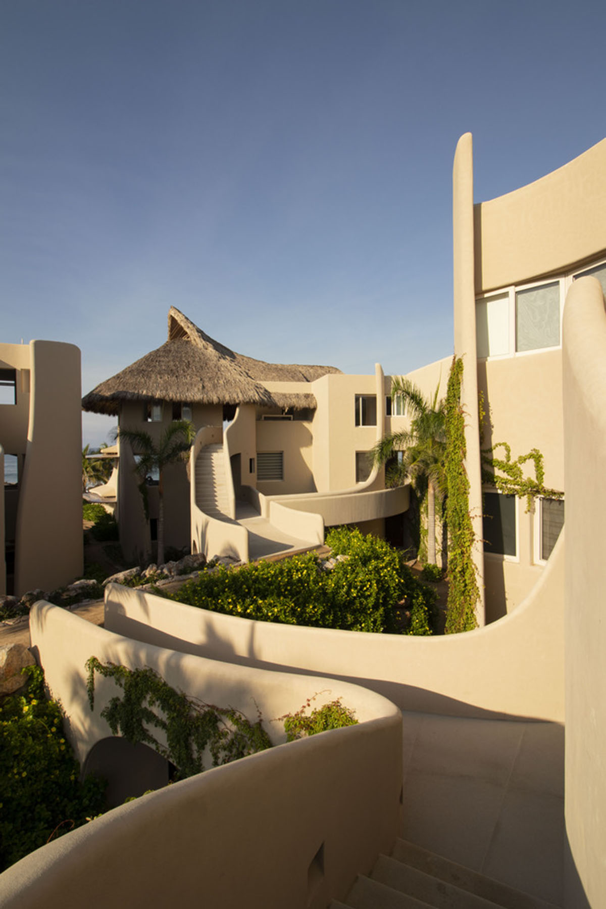 Zozaya Arquitectos built beachfront residences creating sculpted details in surf villa of Troncones