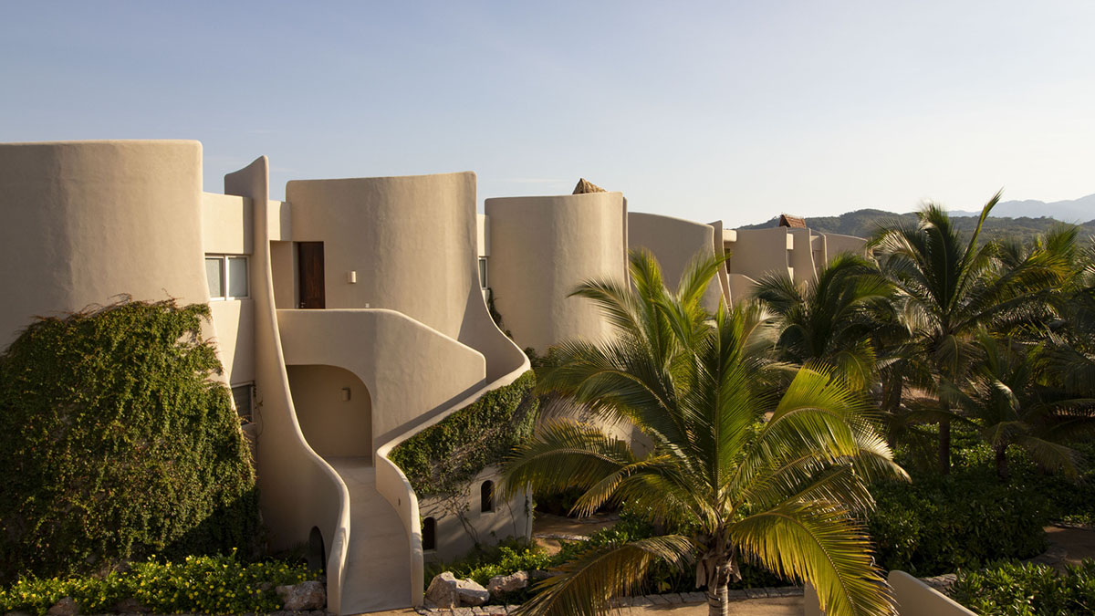 Zozaya Arquitectos built beachfront residences creating sculpted details in surf villa of Troncones