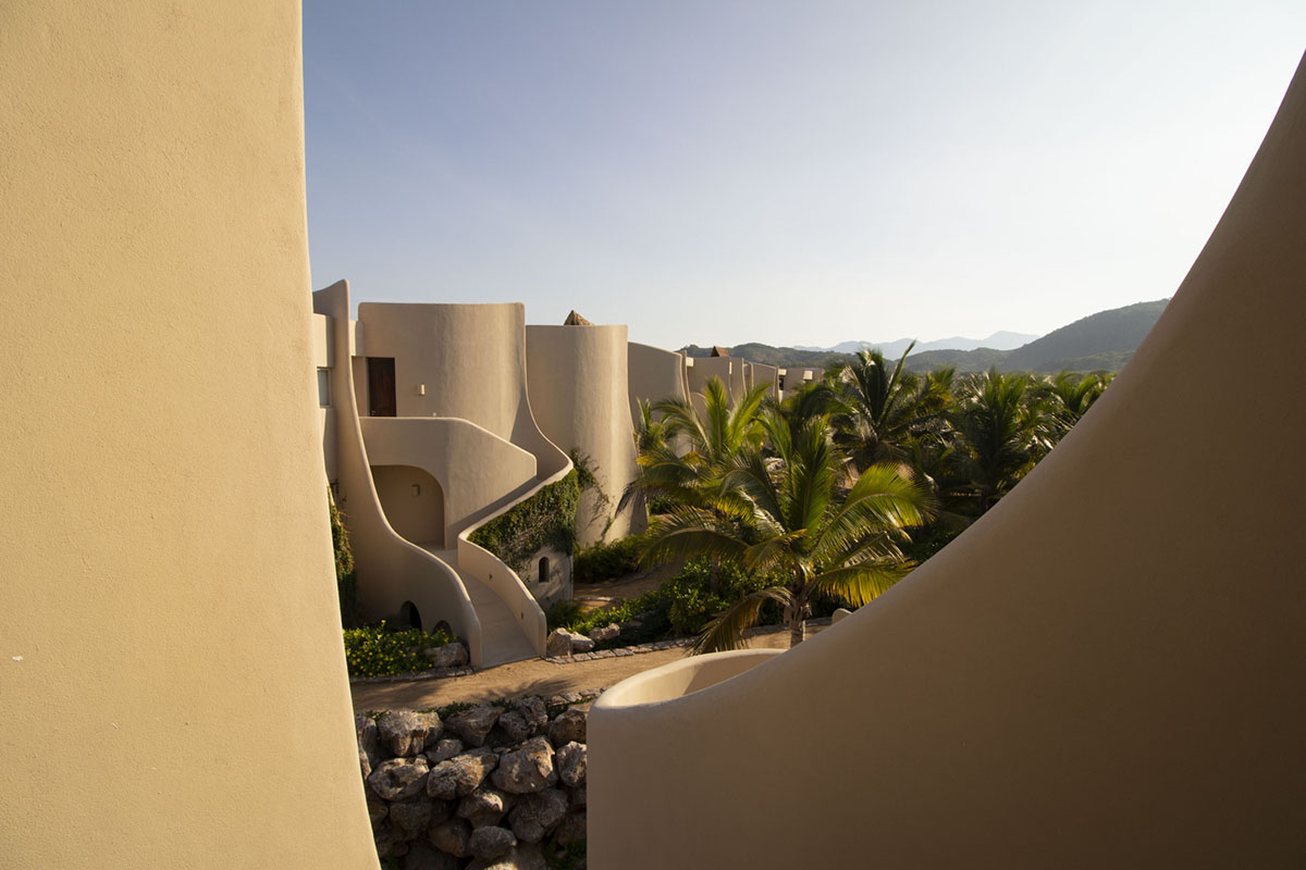 Zozaya Arquitectos built beachfront residences creating sculpted details in surf villa of Troncones