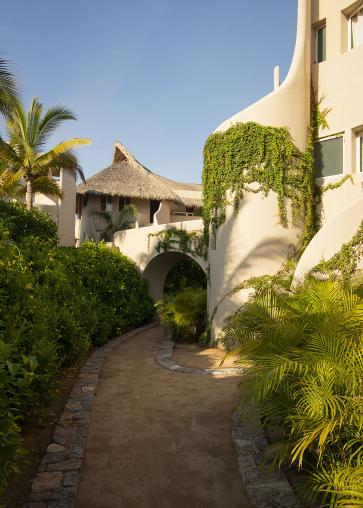 Zozaya Arquitectos built beachfront residences creating sculpted details in surf villa of Troncones