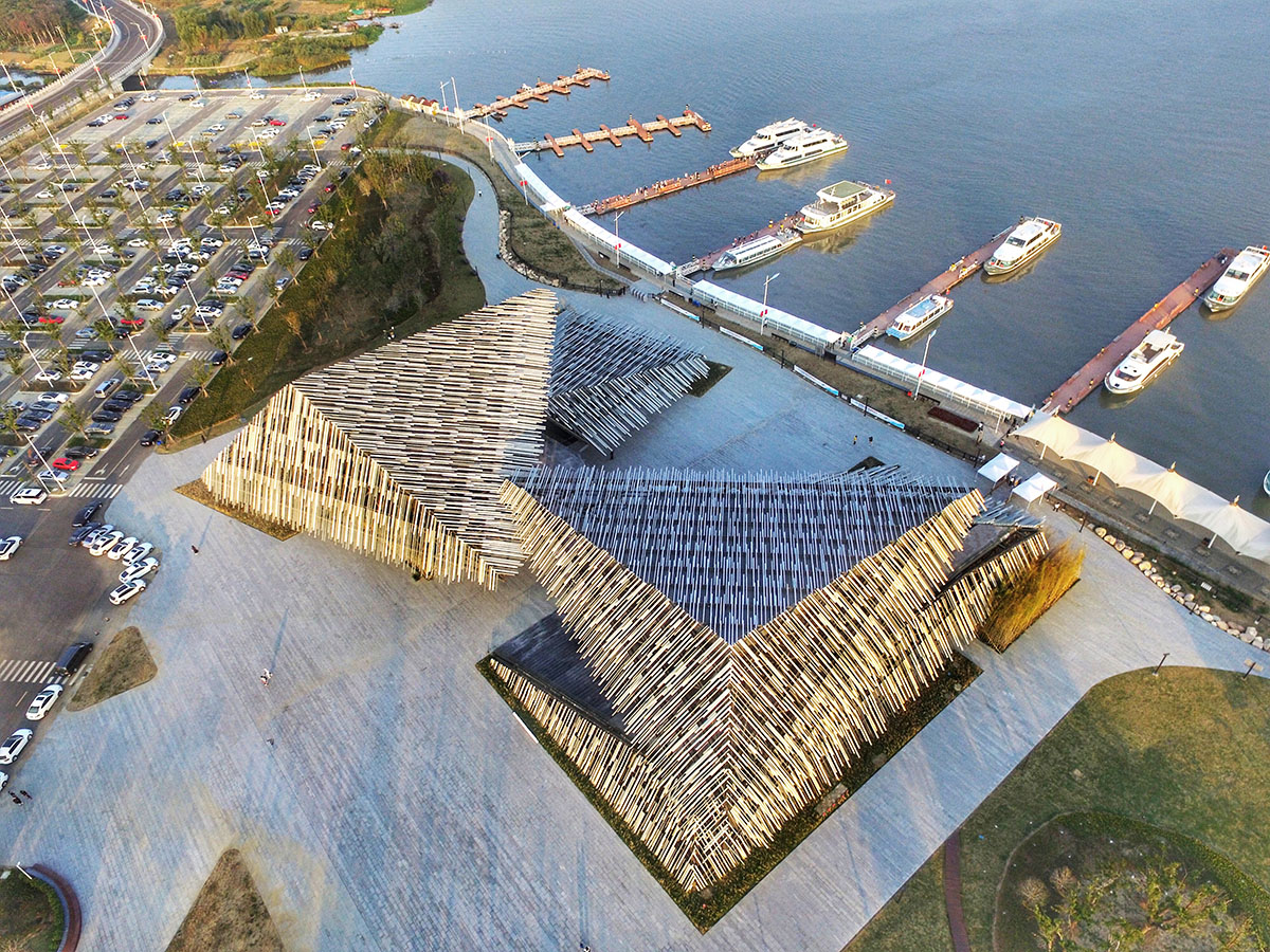 Kengo Kuma built this tent-like tourist transportation center by using extruded aluminum materials