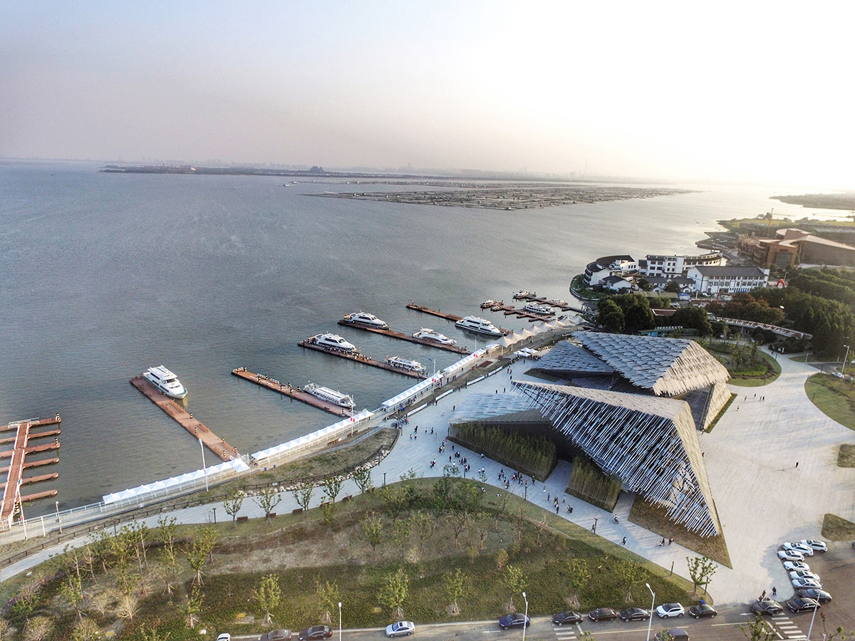 Kengo Kuma built this tent-like tourist transportation center by using extruded aluminum materials