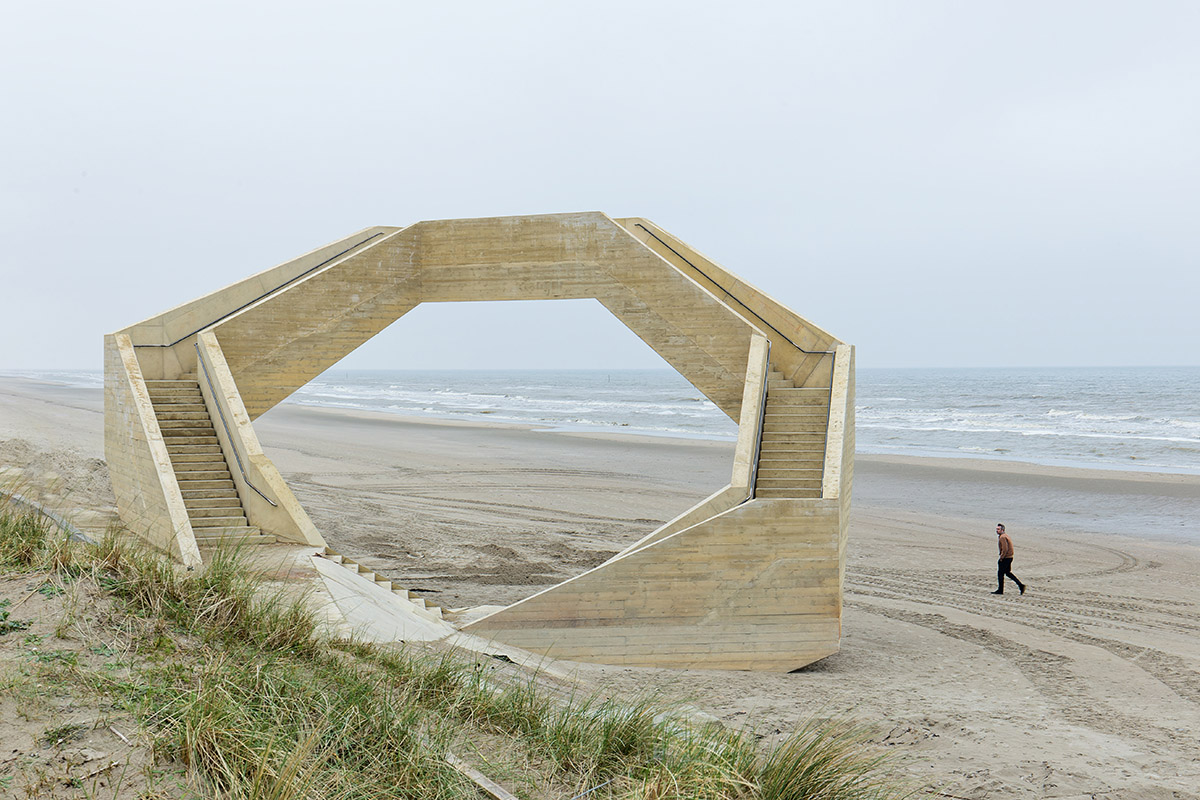 Studio Moto built a dynamic, striking, and ring-shaped observation tower on Belgian dunes