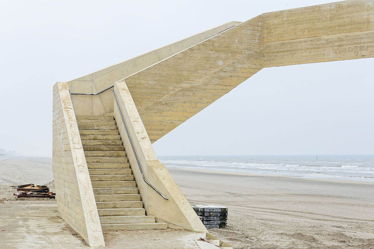 Studio Moto built a dynamic, striking, and ring-shaped observation tower on Belgian dunes