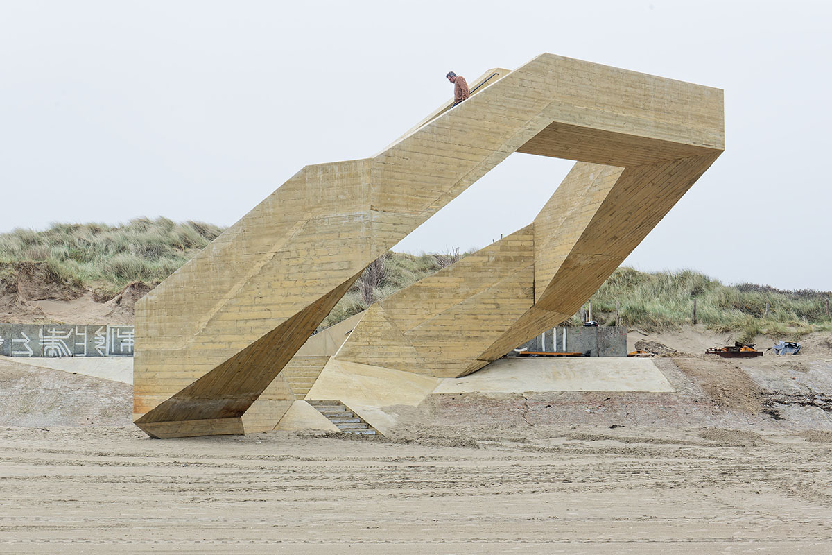Studio Moto built a dynamic, striking, and ring-shaped observation tower on Belgian dunes