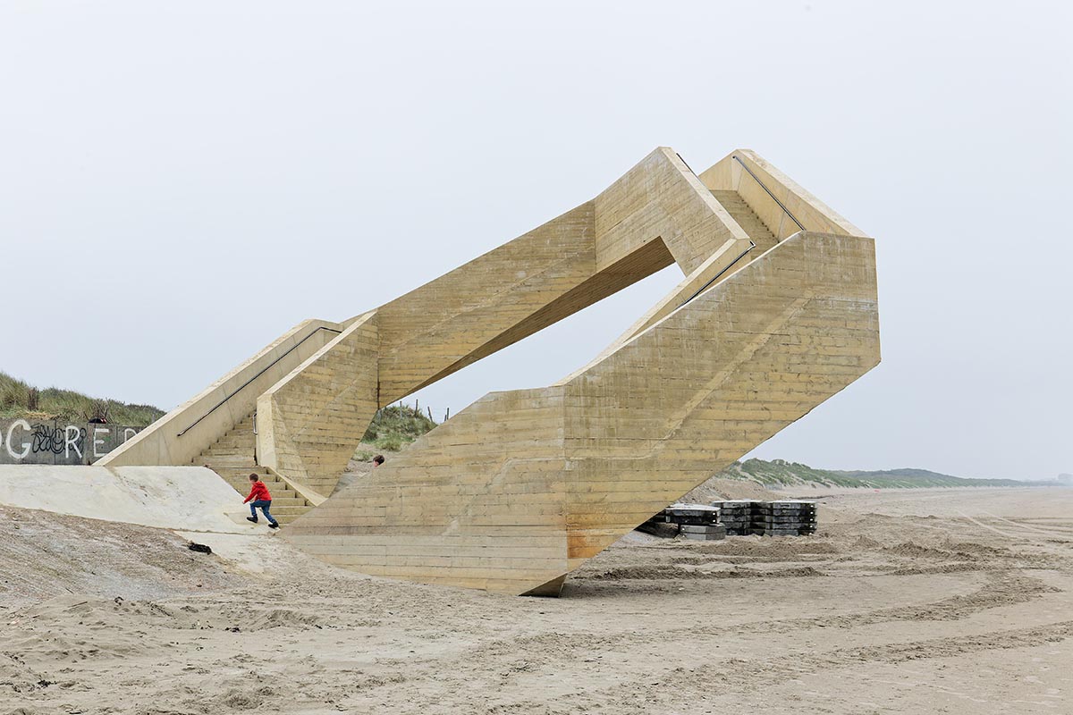 Studio Moto built a dynamic, striking, and ring-shaped observation tower on Belgian dunes