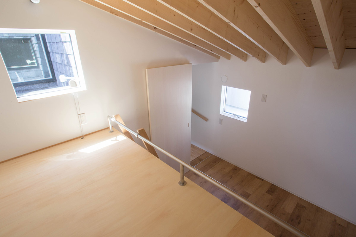 1-1 Architects built modular and floating apartment with slender pillars to have minimum footprint