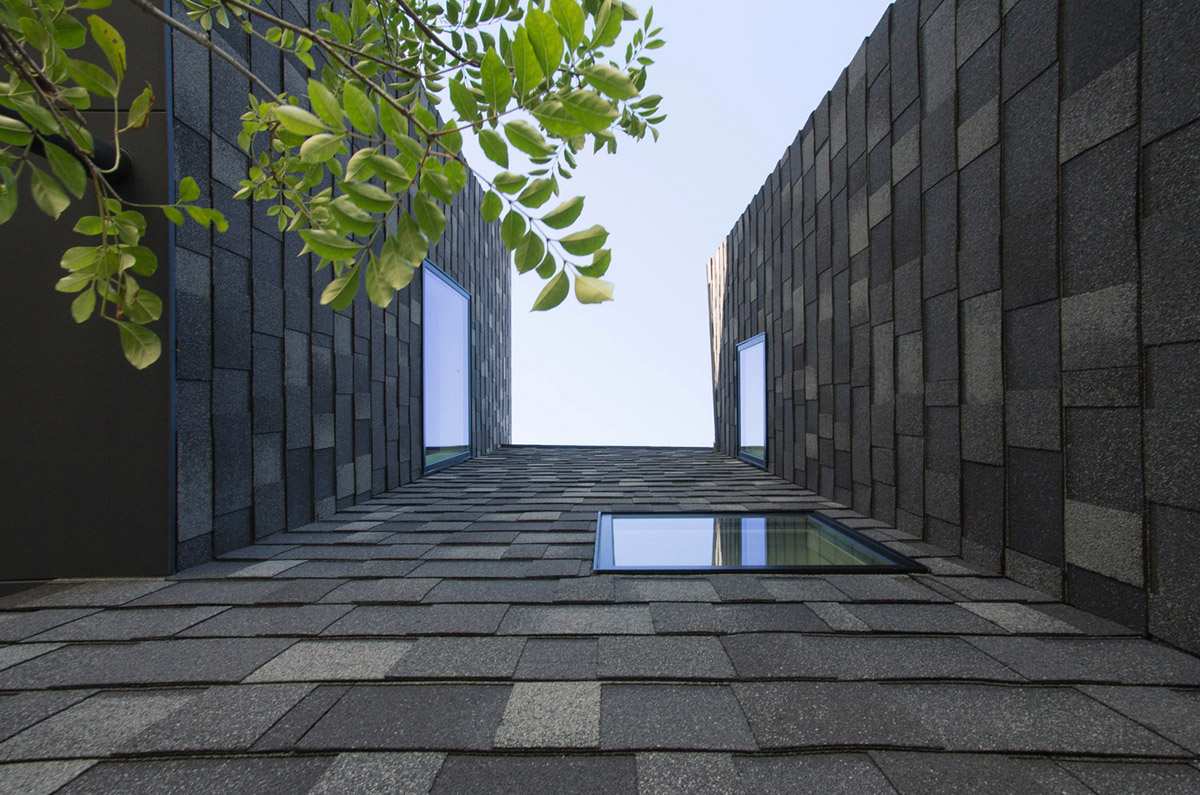 1-1 Architects built modular and floating apartment with slender pillars to have minimum footprint