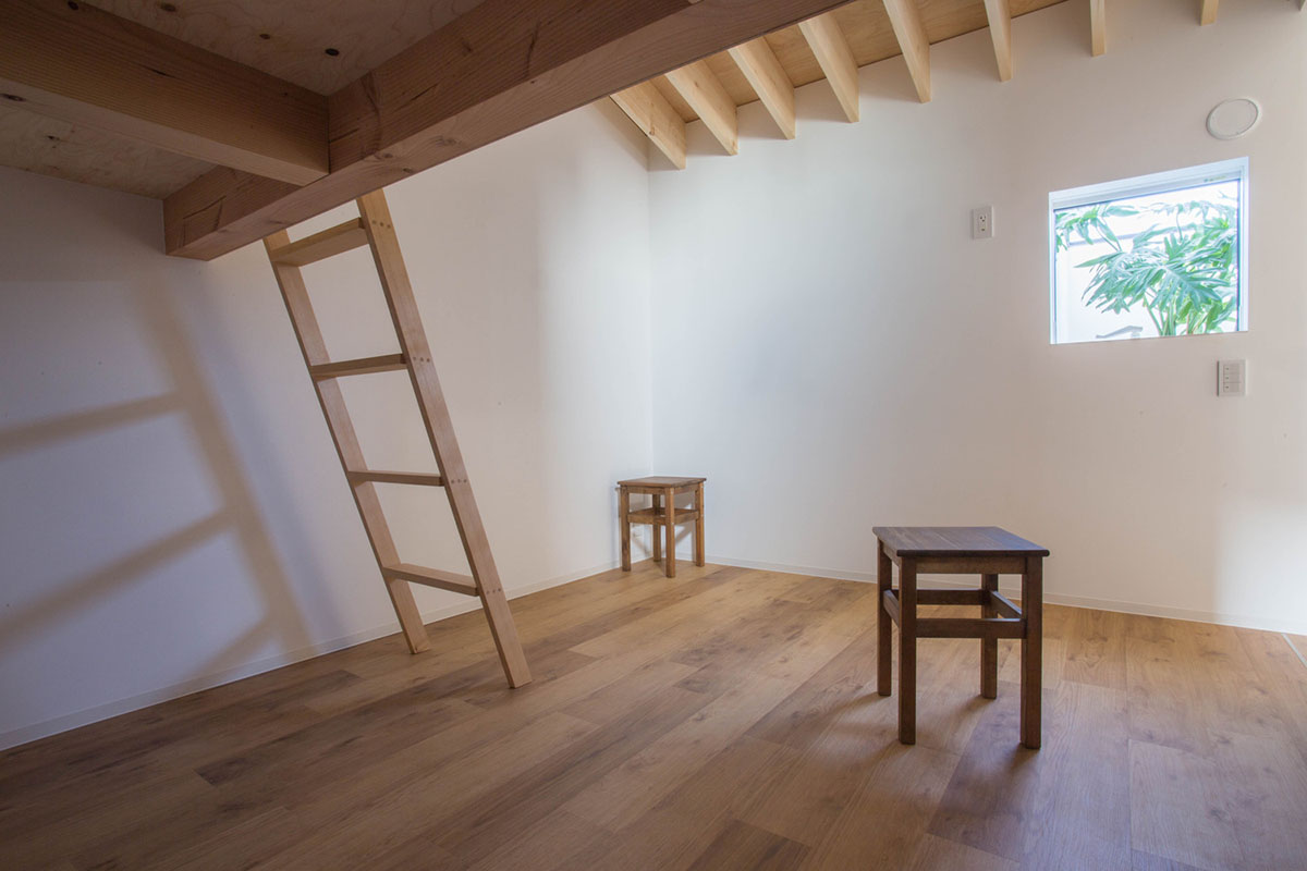 1-1 Architects built modular and floating apartment with slender pillars to have minimum footprint