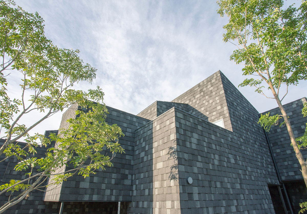 1-1 Architects built modular and floating apartment with slender pillars to have minimum footprint