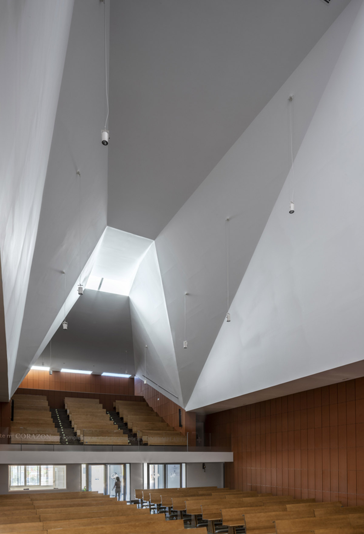 Ramón Fernández-Alonso built church complex with inclined surfaces dressed by warm colors in Madrid