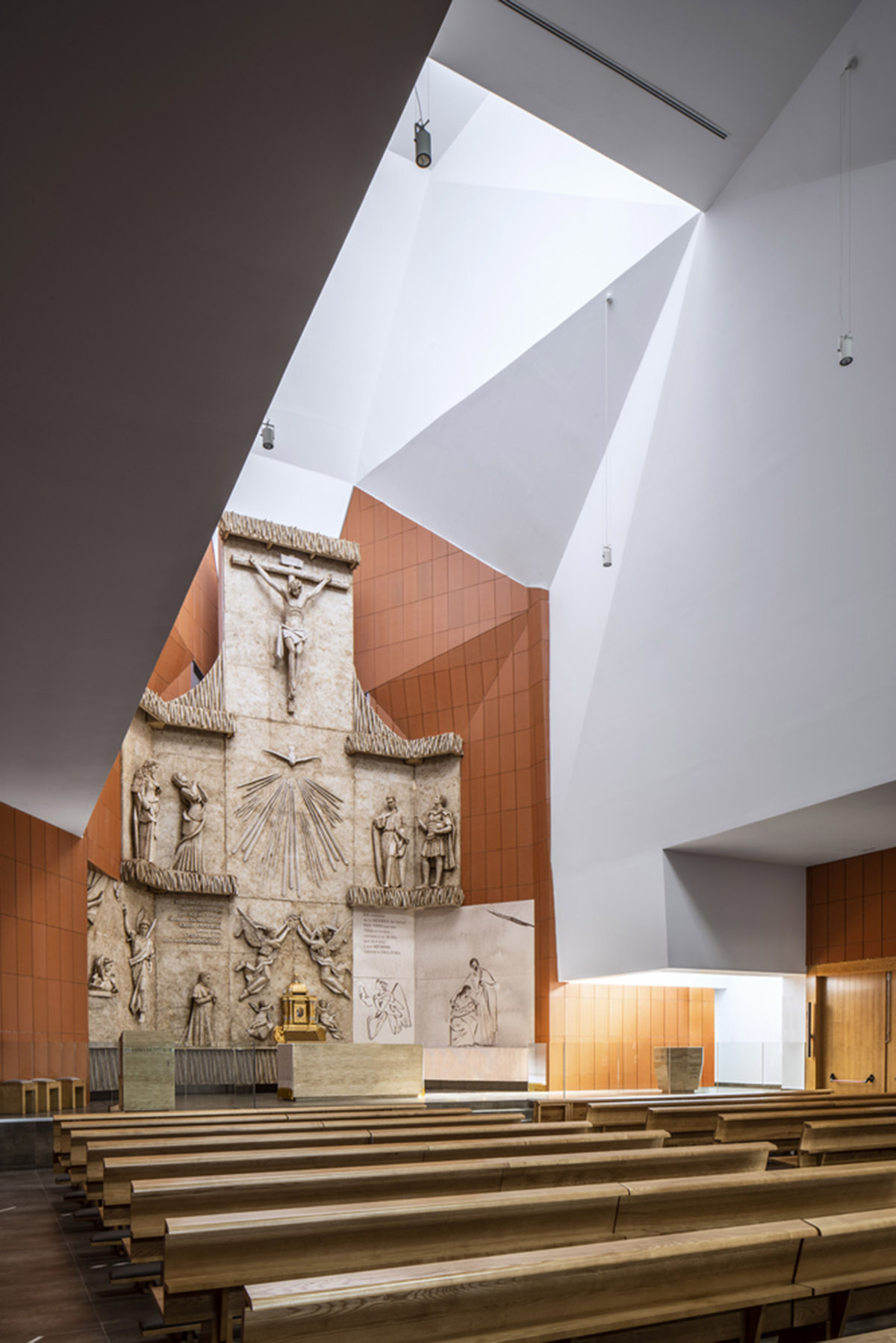 Ramón Fernández-Alonso built church complex with inclined surfaces dressed by warm colors in Madrid