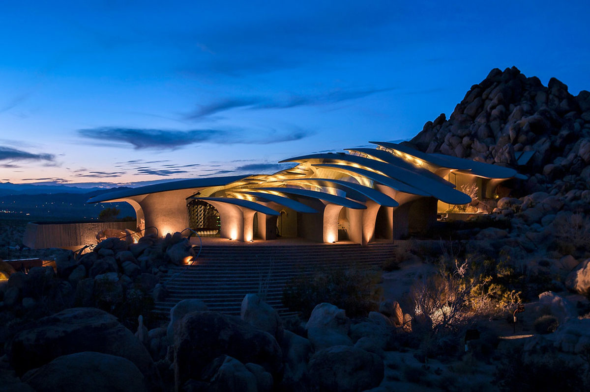 Joshua Tree House perfectly becomes part of the landscape with its rugged shell in California desert