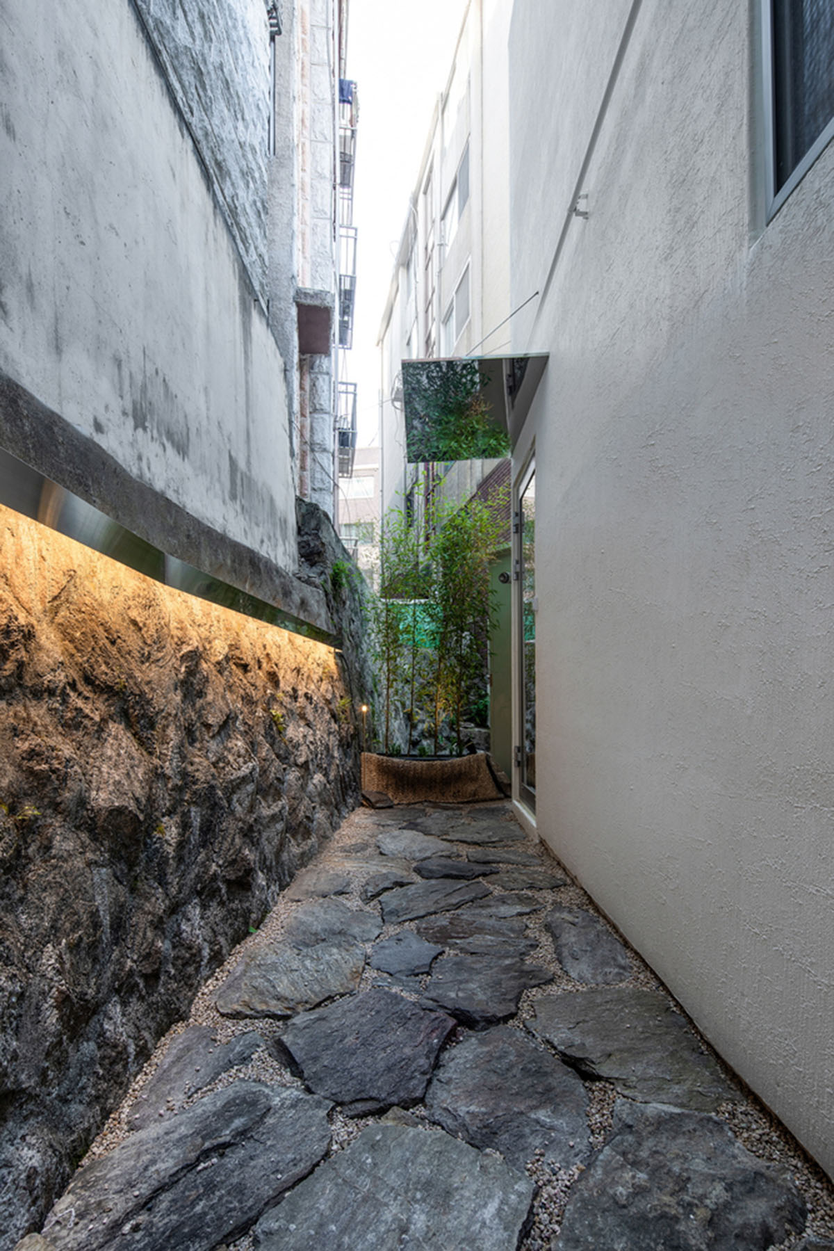 Atelier ITCH designs white brick house for live and work on a triangular site in South Korea 