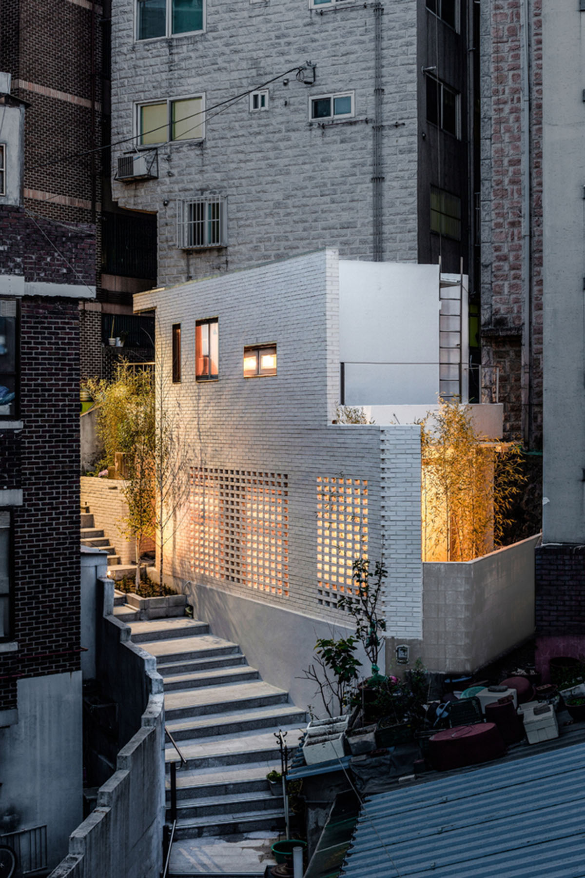 Atelier ITCH designs white brick house for live and work on a triangular site in South Korea 