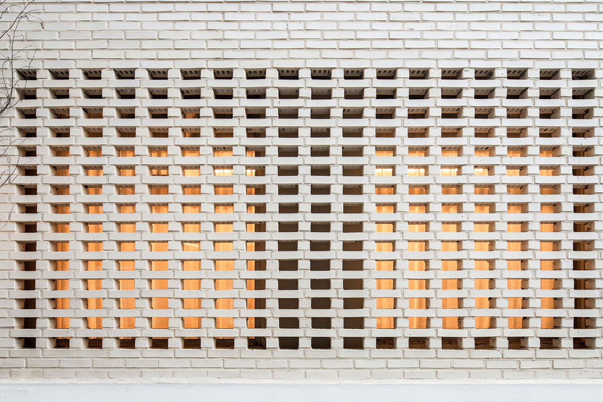 Atelier ITCH designs white brick house for live and work on a triangular site in South Korea 