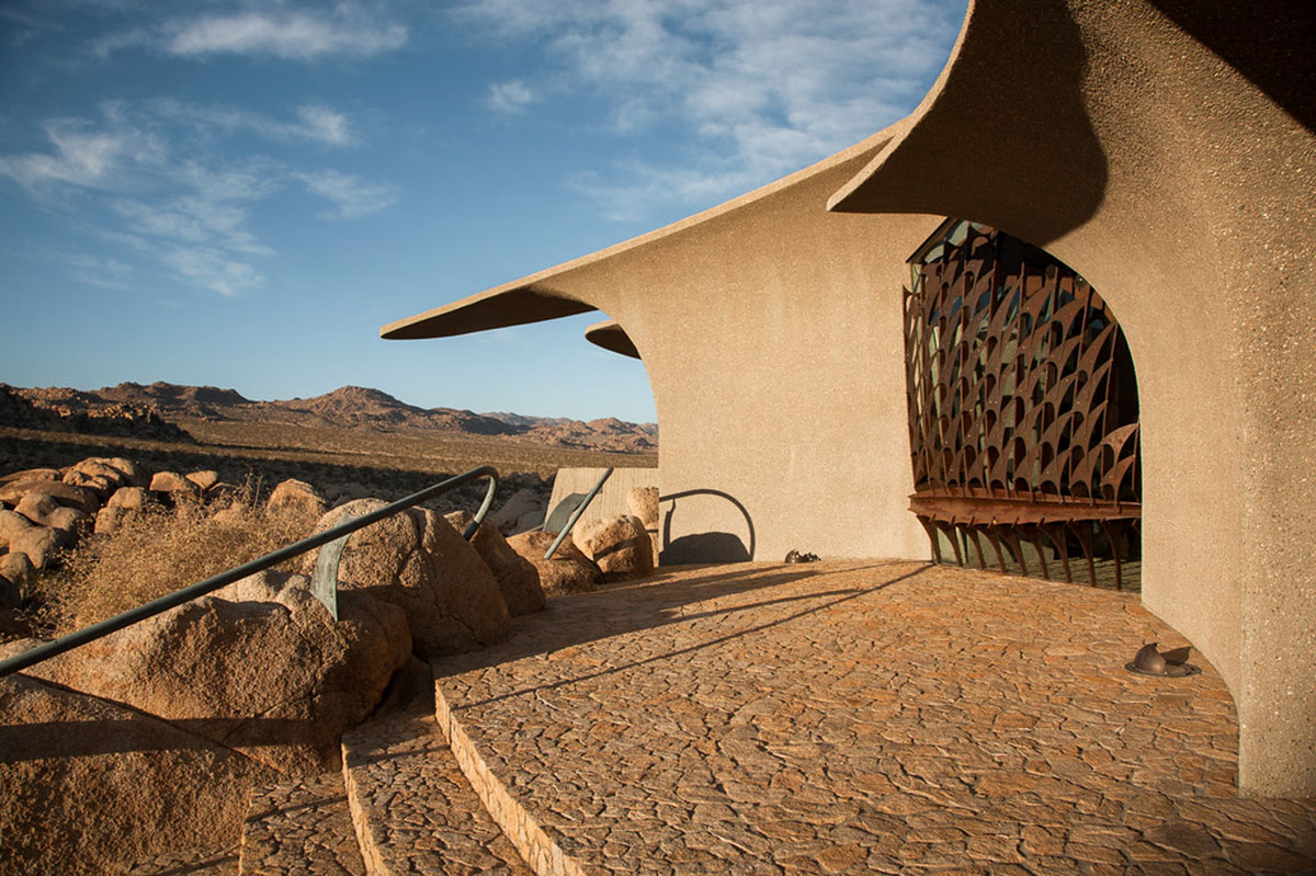 Joshua Tree House perfectly becomes part of the landscape with its rugged shell in California desert