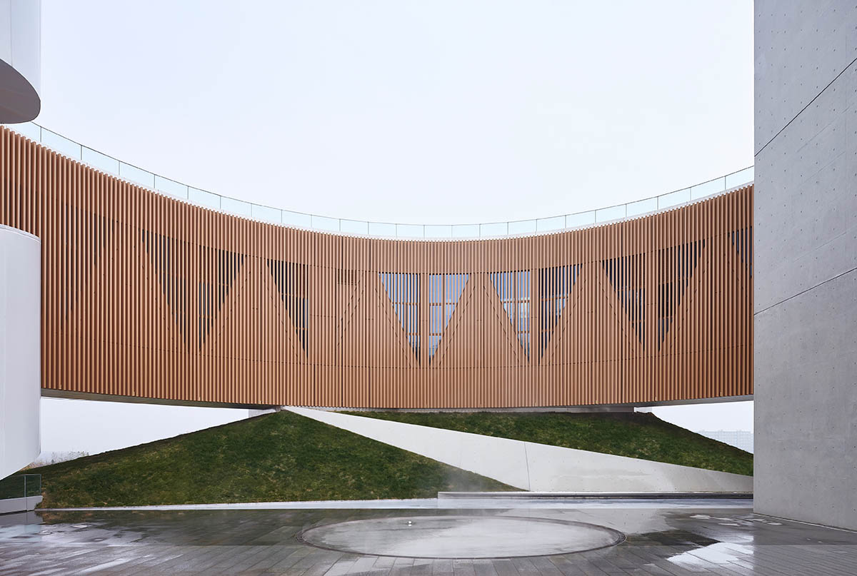 STUDIO A+ designs climbable ring-shaped art center on a green mound in Zhengzhou