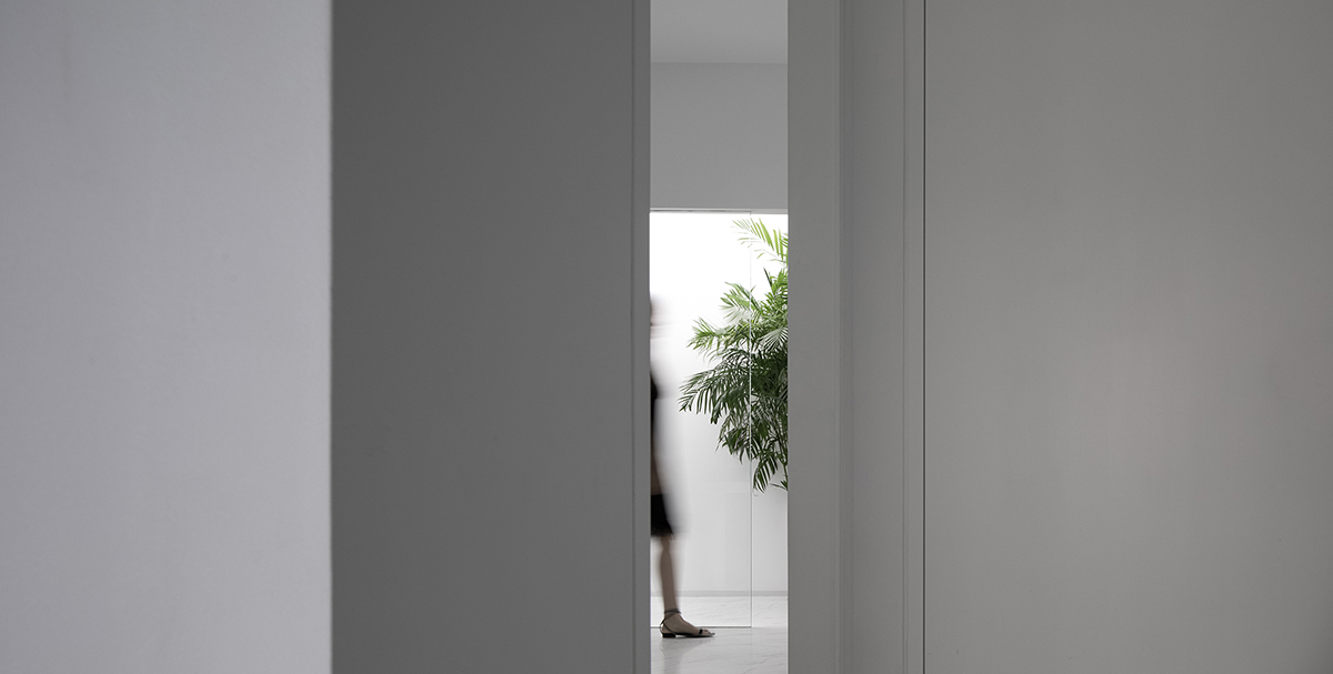 Runxuan Textile Office features white-toned interiors reinterpreted from production process of cloth