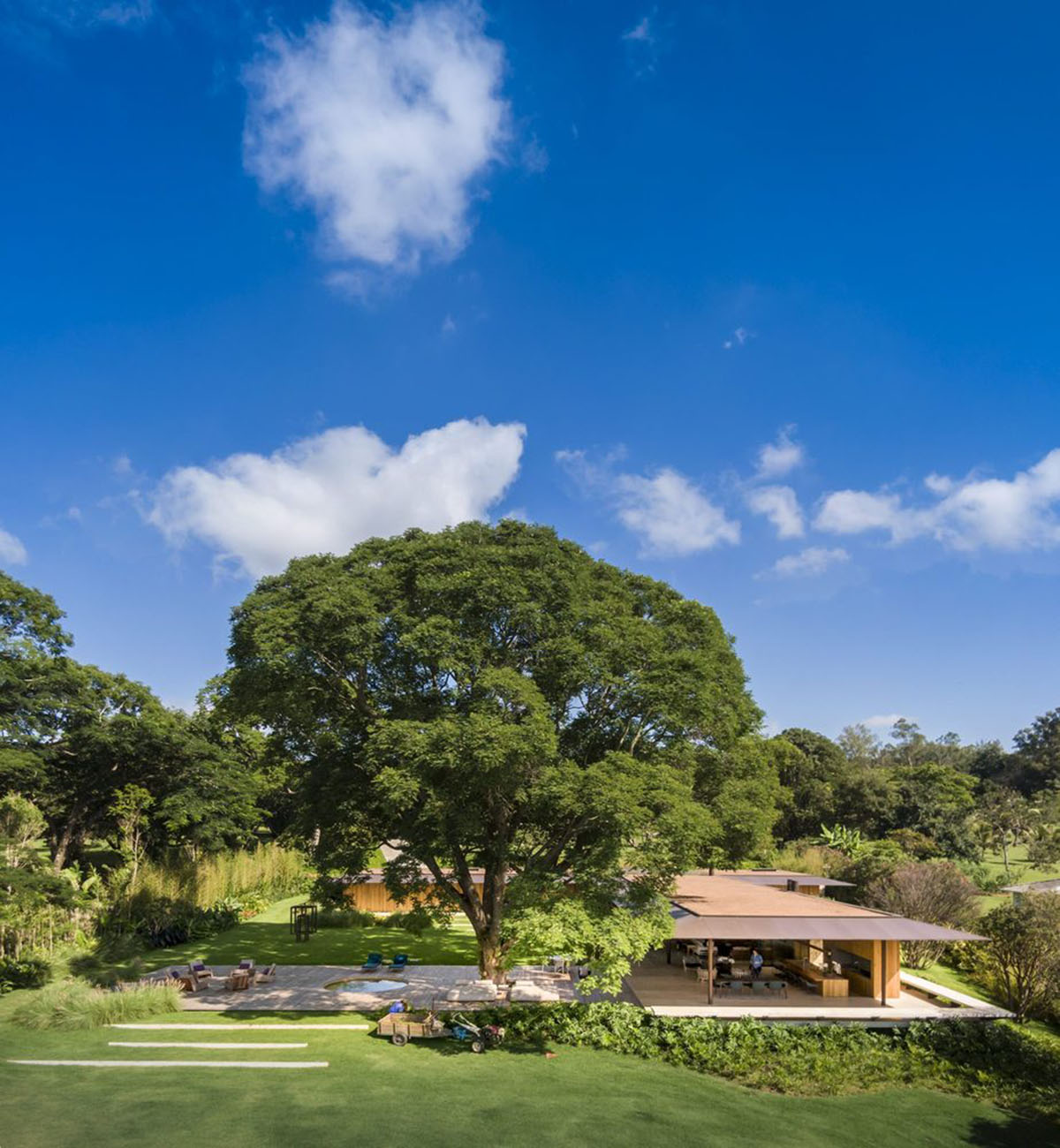 Jacobsen Arquitetura built pavilion-like vacation home referring to Brazilian farmhouses