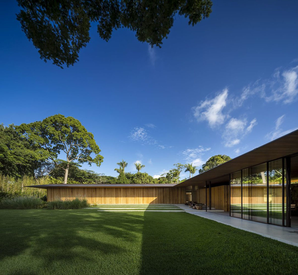 Jacobsen Arquitetura built pavilion-like vacation home referring to Brazilian farmhouses