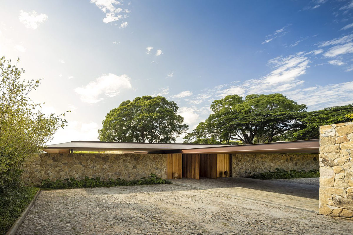 Jacobsen Arquitetura built pavilion-like vacation home referring to Brazilian farmhouses