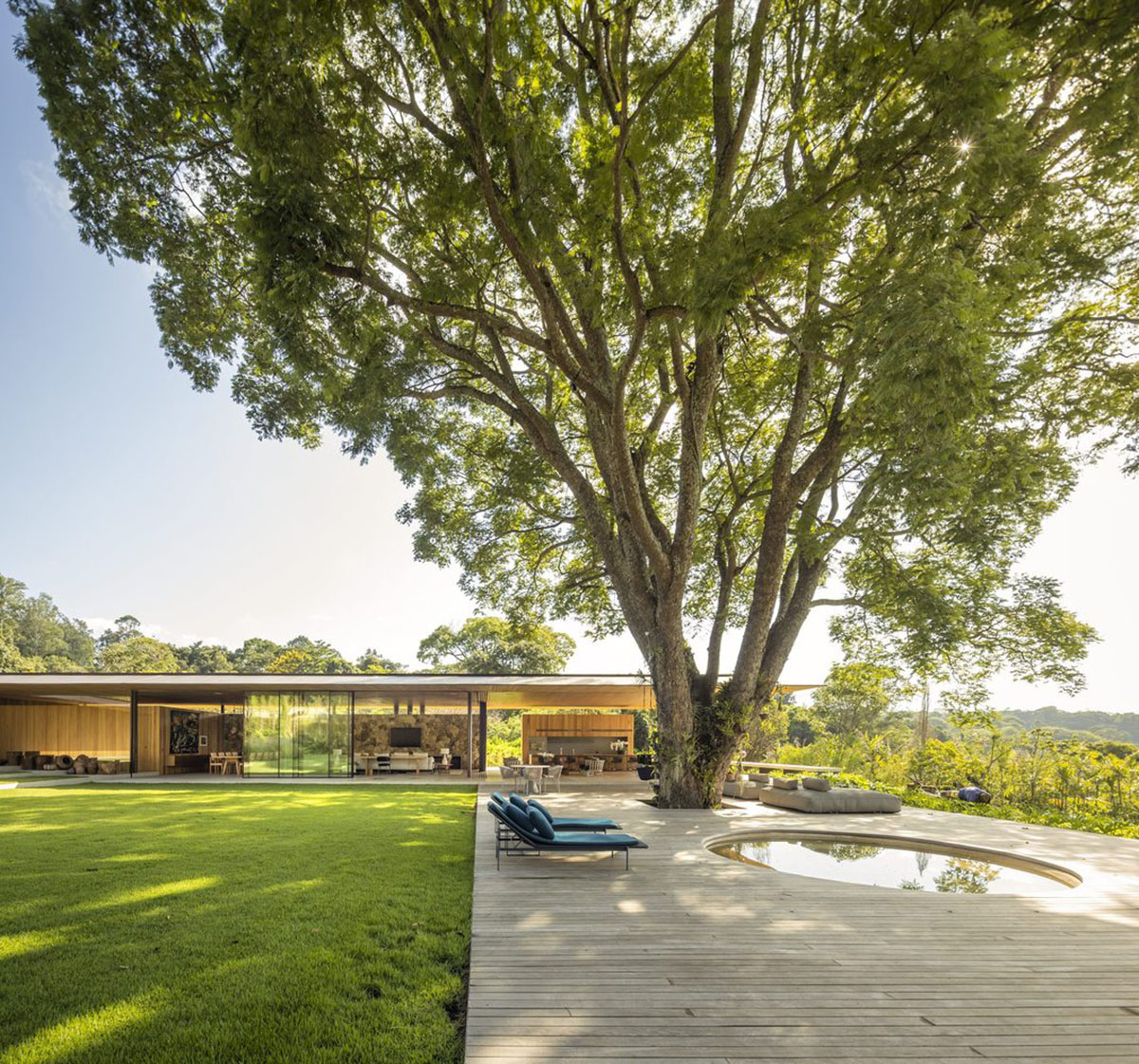Jacobsen Arquitetura built pavilion-like vacation home referring to Brazilian farmhouses
