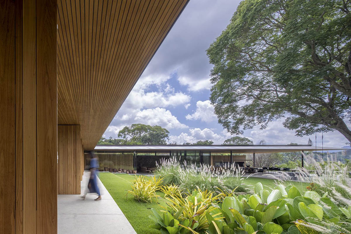 Jacobsen Arquitetura built pavilion-like vacation home referring to Brazilian farmhouses