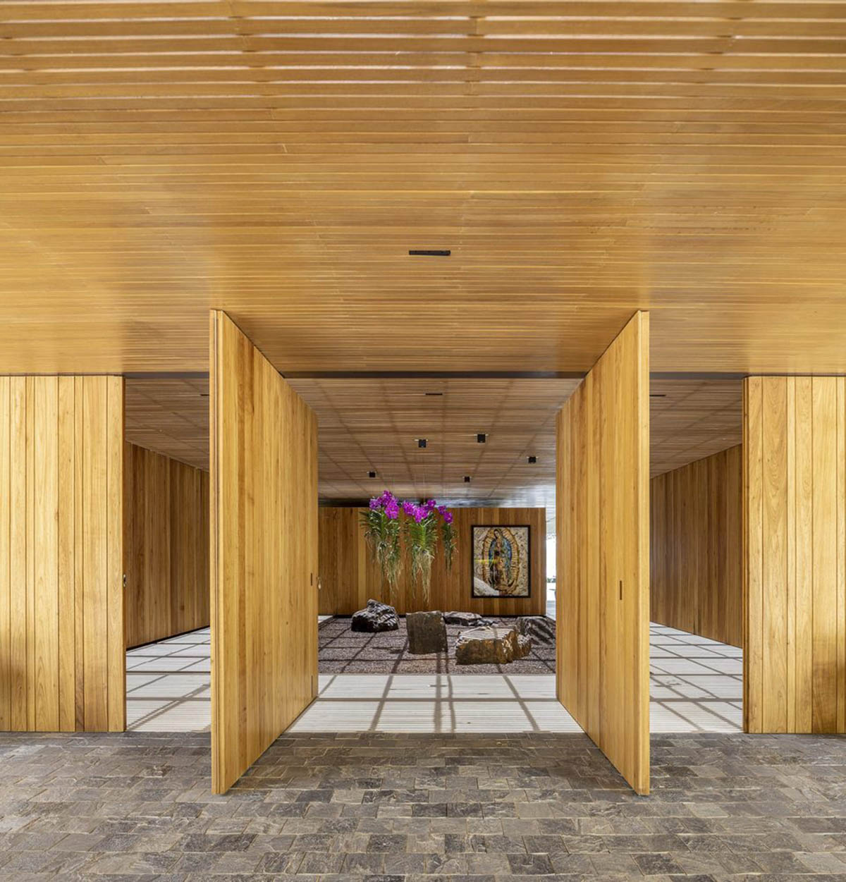 Jacobsen Arquitetura built pavilion-like vacation home referring to Brazilian farmhouses