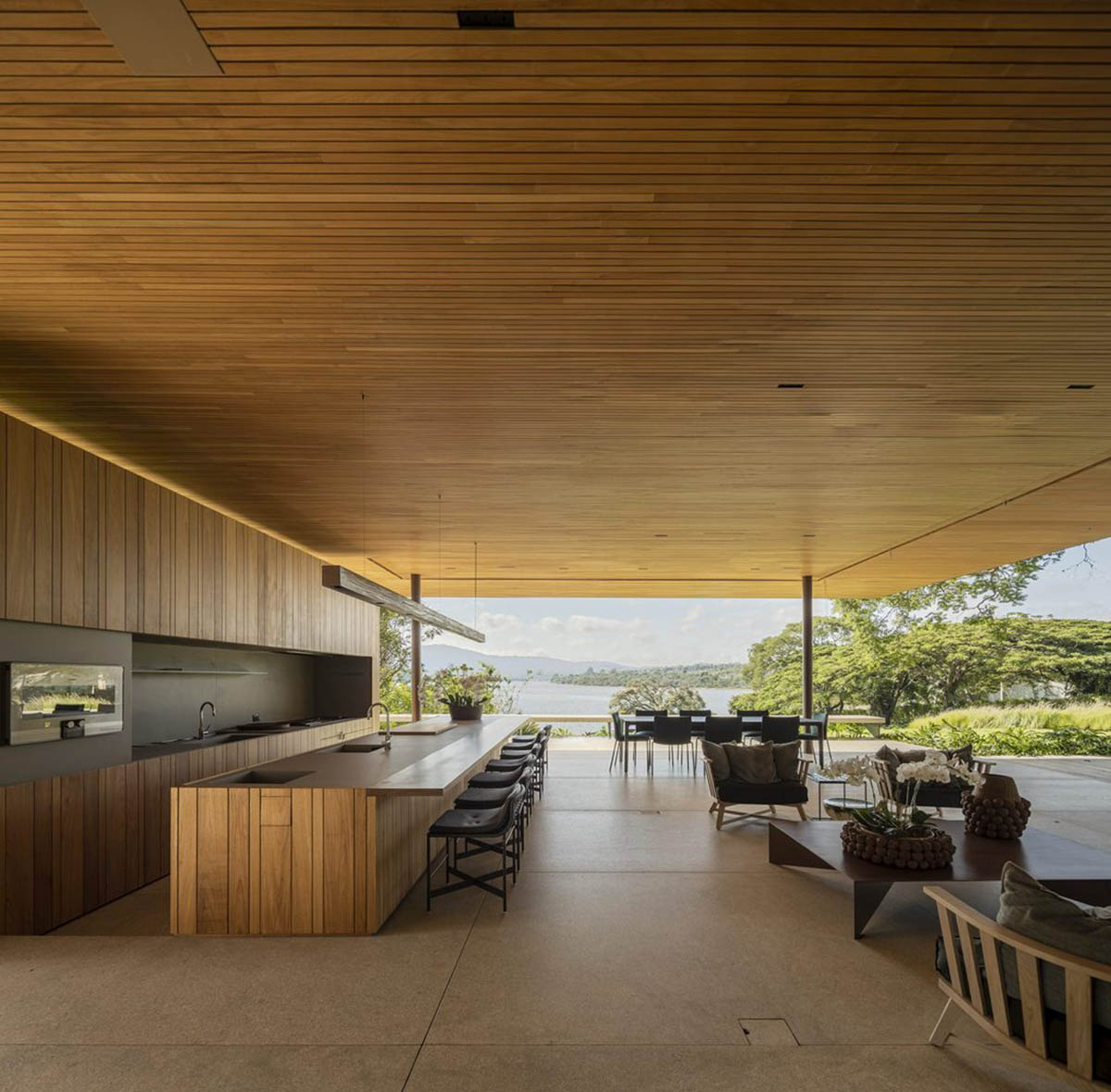 Jacobsen Arquitetura built pavilion-like vacation home referring to Brazilian farmhouses