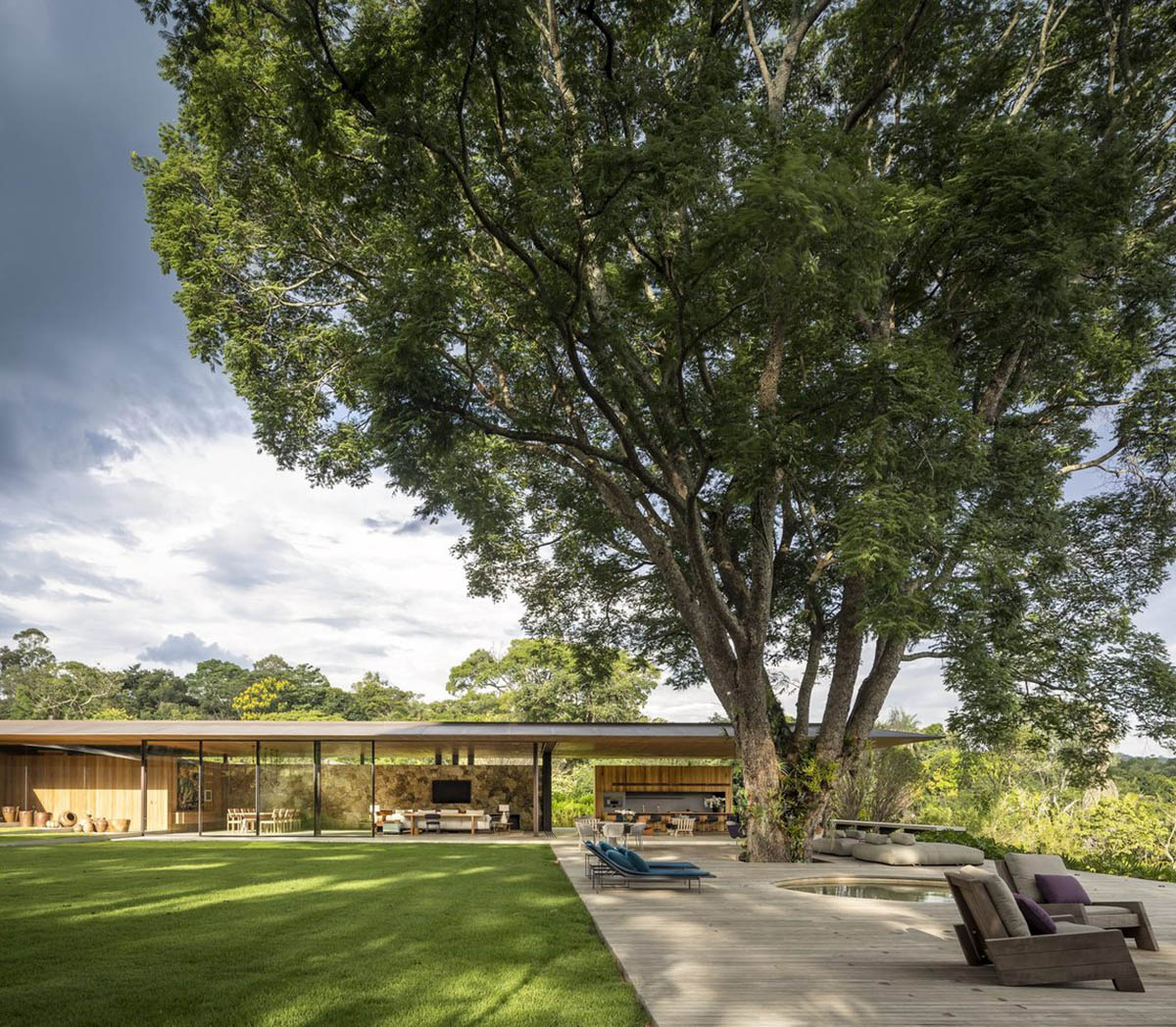 Jacobsen Arquitetura built pavilion-like vacation home referring to Brazilian farmhouses