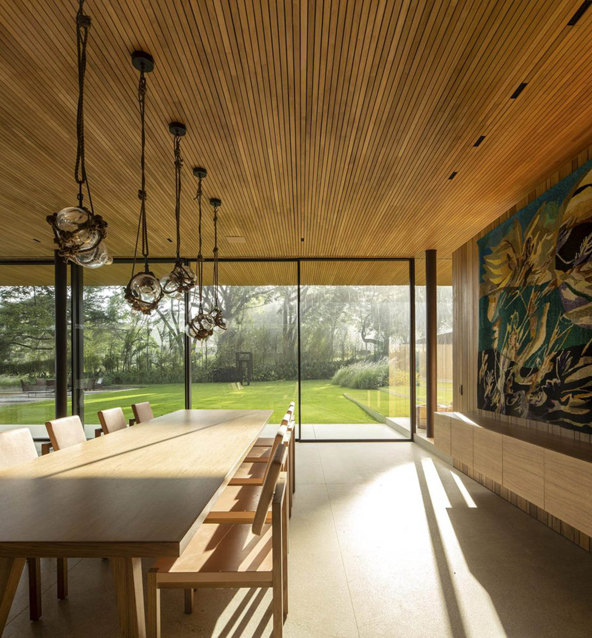 Jacobsen Arquitetura built pavilion-like vacation home referring to Brazilian farmhouses