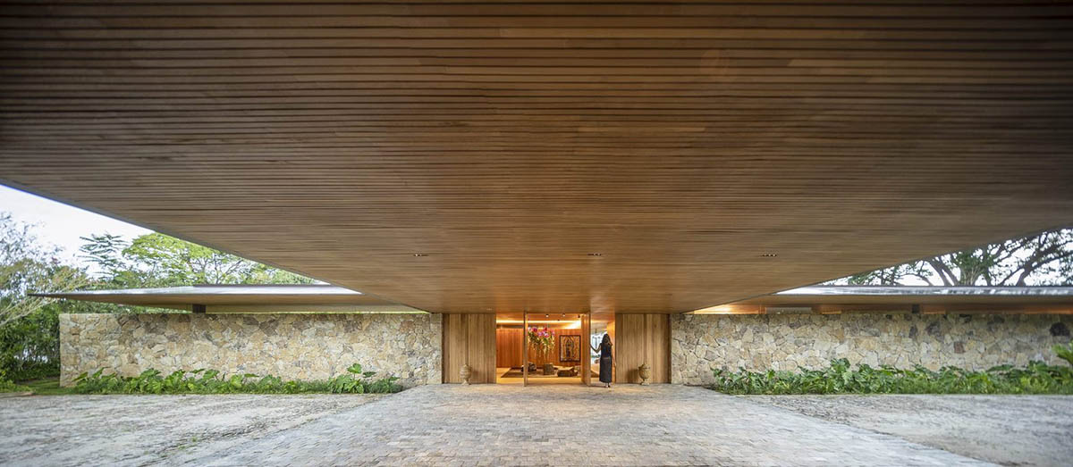 Jacobsen Arquitetura built pavilion-like vacation home referring to Brazilian farmhouses