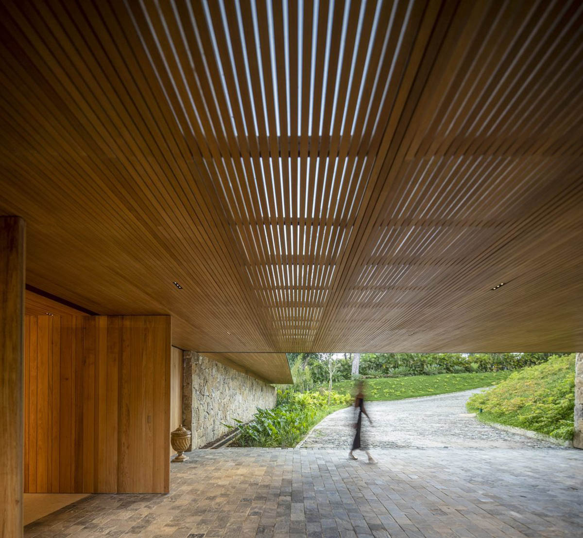 Jacobsen Arquitetura built pavilion-like vacation home referring to Brazilian farmhouses