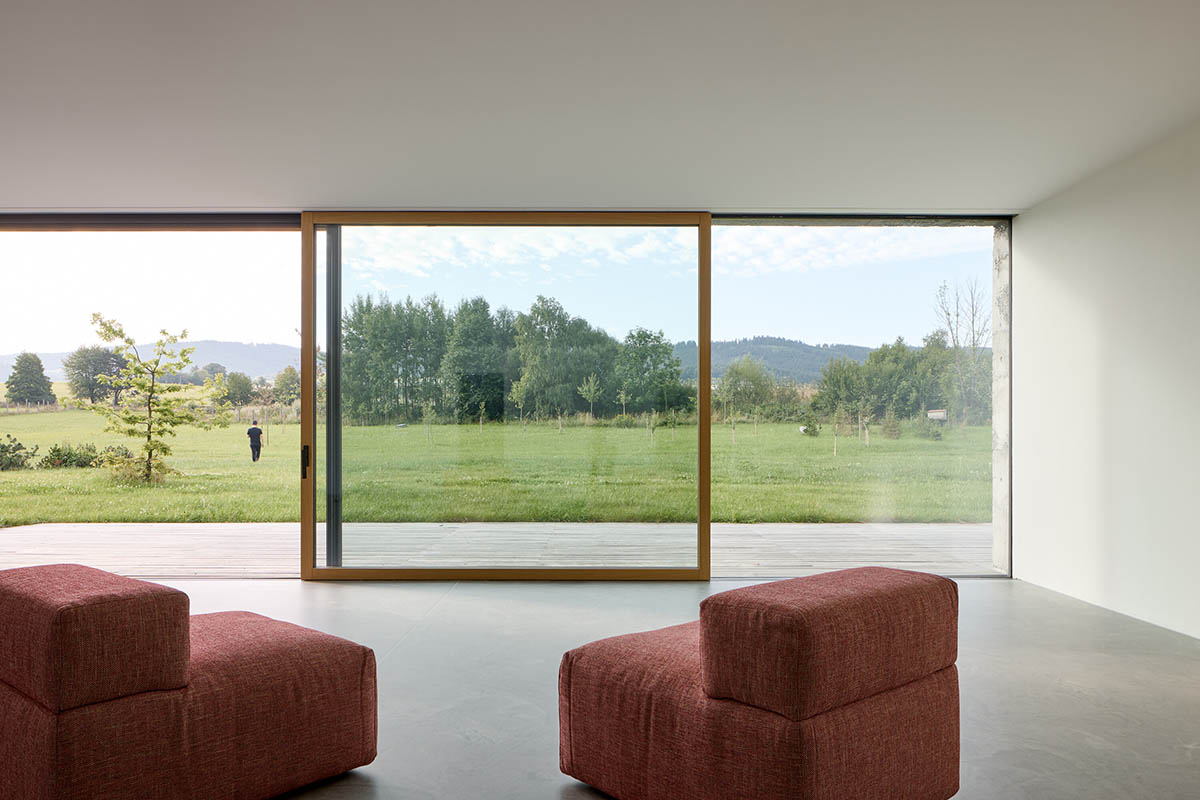 Jakub Jano&scaron;&iacute;k completes Jano&scaron;&iacute;k Headquarters and Showroom in the Czech Republic