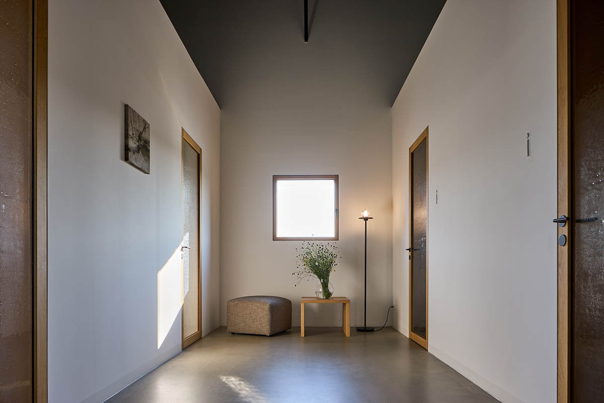 Jakub Jano&scaron;&iacute;k completes Jano&scaron;&iacute;k Headquarters and Showroom in the Czech Republic