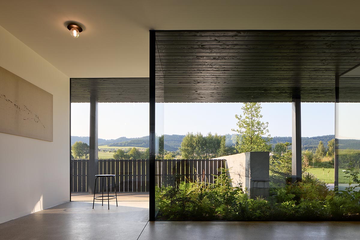 Jakub Jano&scaron;&iacute;k completes Jano&scaron;&iacute;k Headquarters and Showroom in the Czech Republic