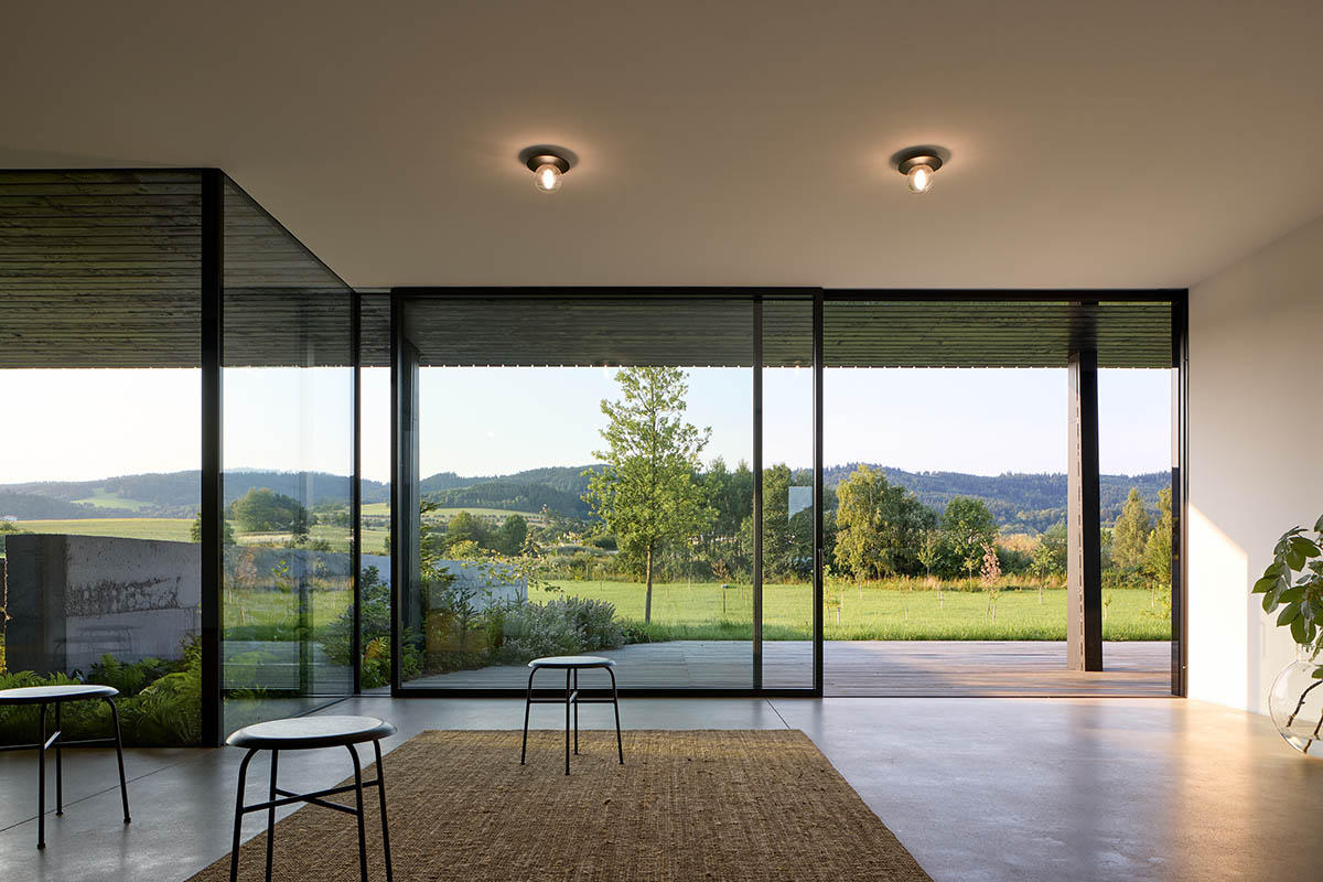 Jakub Jano&scaron;&iacute;k completes Jano&scaron;&iacute;k Headquarters and Showroom in the Czech Republic