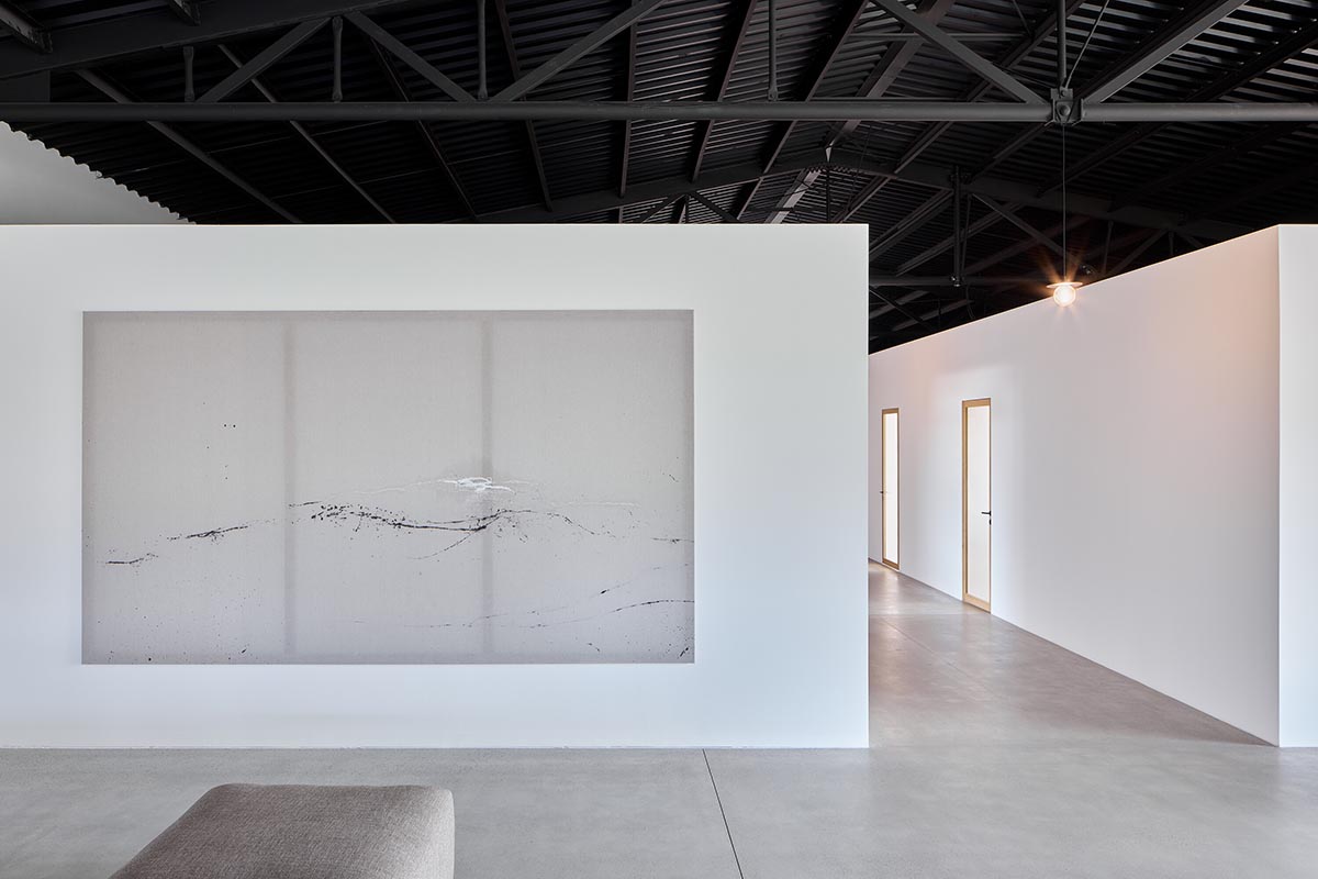 Jakub Jano&scaron;&iacute;k completes Jano&scaron;&iacute;k Headquarters and Showroom in the Czech Republic