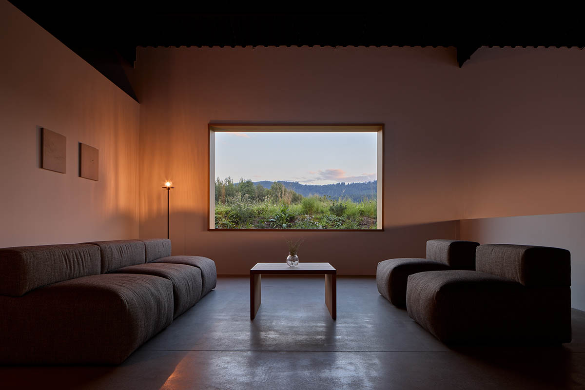 Jakub Jano&scaron;&iacute;k completes Jano&scaron;&iacute;k Headquarters and Showroom in the Czech Republic