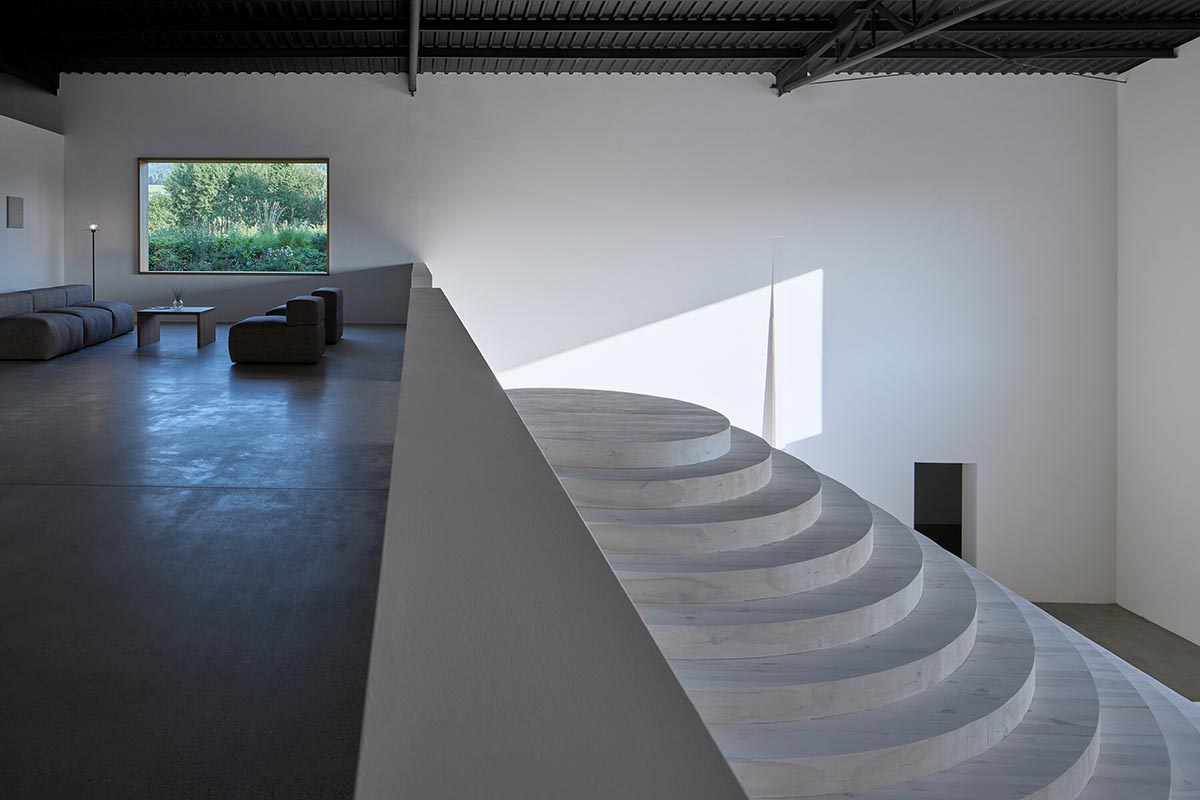 Jakub Jano&scaron;&iacute;k completes Jano&scaron;&iacute;k Headquarters and Showroom in the Czech Republic